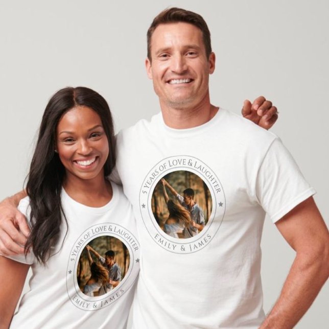 Camiseta Ofertas personalizadas de aniversário - Casal pers (Personalized Anniversary Gifts - Custom Couple T-Shirt)