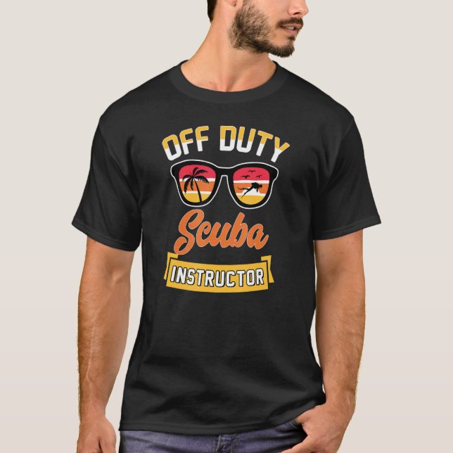 Camiseta Off Duty Scuba Instrutor Beach Ocean Divemaster (Frente)