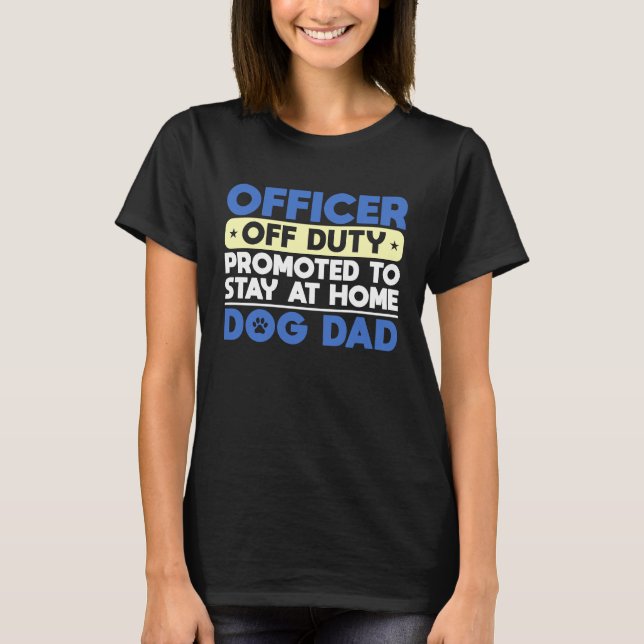 Camiseta Officer Off Duty Promoted To Stay At Home Dog Dad (Frente)