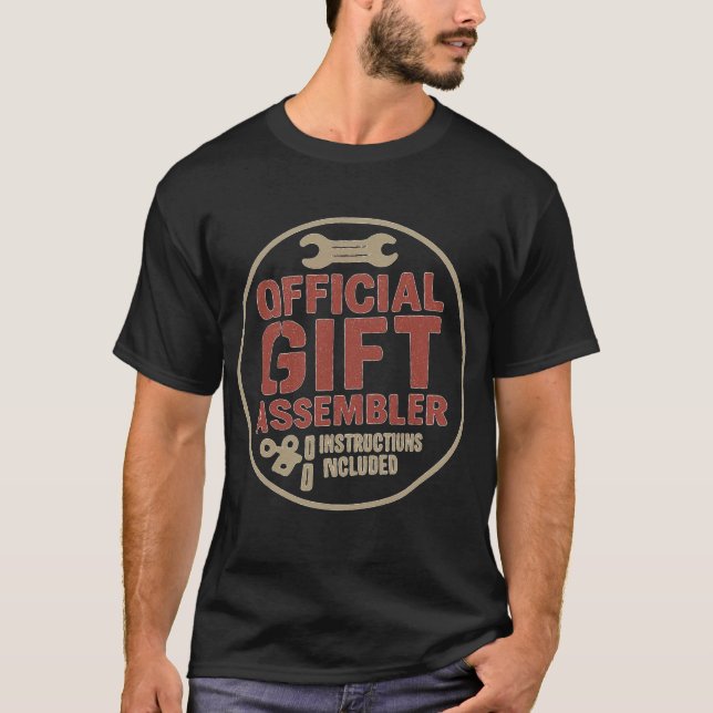 Camiseta Official Gift Assembler Funny Dad Christmas Shirt (Frente)
