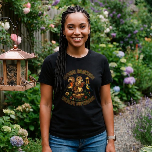 Camiseta Oficial de Supervisor de Vida Selvagem do (Official Backyard Wildlife Supervisor – keeping a watchful eye on the garden visitors! 🐿️🐦)