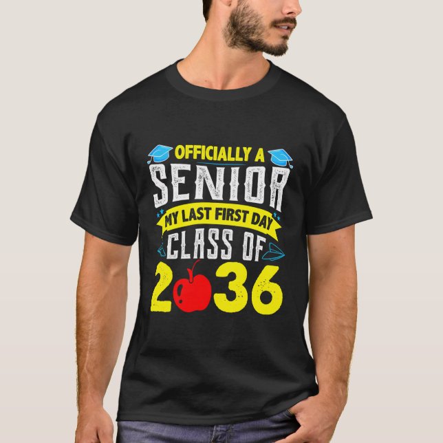Camiseta Oficialmente Mais velho 2036 Minha Última Classe D (Frente)