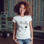 Camiseta Oficialmente Sra. | Nova Noiva Personalizada com C<br><div class="desc">Esta moda,  na moda,  mostra uma tipografia negra elegante e elegante que diz "oficialmente Sra." mais seu novo sobrenome! Há também um coração que combina com a chic.</div>