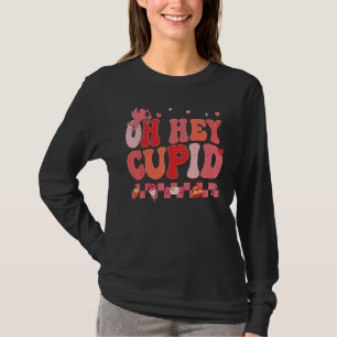 Camiseta Oh Hey Cupid Retro Groovy Dia dos Namorados Casal