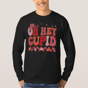 Camiseta Oh Hey Cupid Retro Groovy Dia dos Namorados Casal