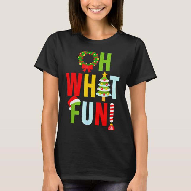 Camiseta Oh What Fun Christmas With Wreath And Tree  (Frente)