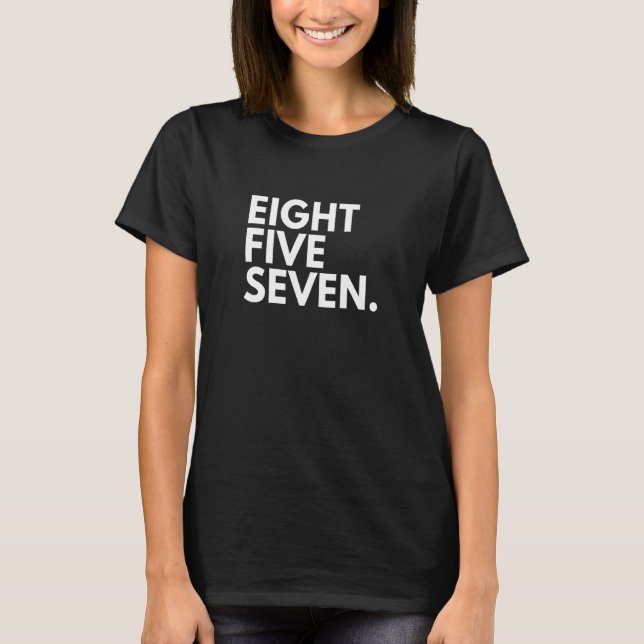 Camiseta OITO CINCO SETE Código de Área 857 Boston MÃE Mass (Frente)