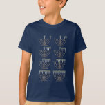 Camiseta Oito noites de Hanukkah<br><div class="desc">Um diagrama decorativo mostrando a ordem das velas em um hanukkiah para cada noite de Chanucá. Personalize a ortografia preferida de Chanucá/Chanukah ou os números 1-8.</div>