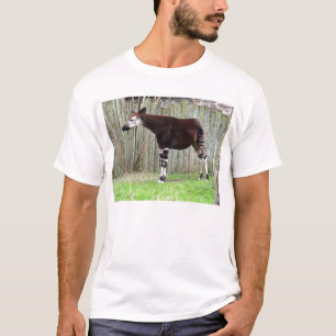 Camiseta Okapi que está pela cerca