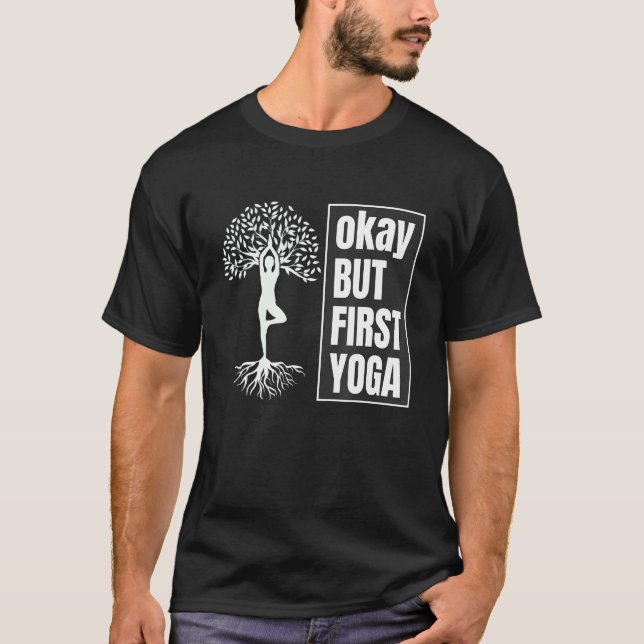 Camiseta okay but first yoga  Quotes (Frente)