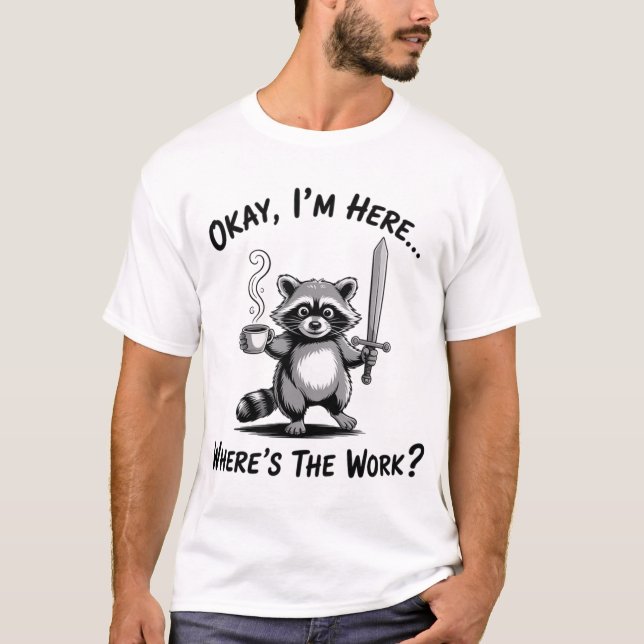 Camiseta Okay I'M Here Where'S The Work Raccoon With Coffee (Frente)