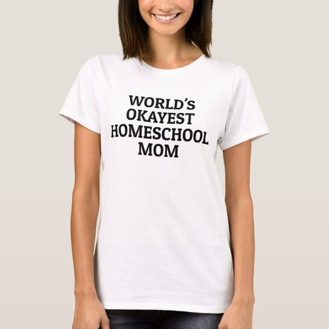 Camiseta Okayest Homeschool Mãe Engraçada (Frente)