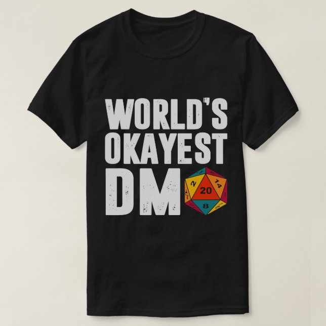 Camiseta Okayest Of The World DM D.20 Dice Dungeon Dragon (Frente do Design)