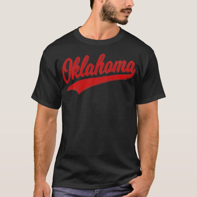 CAMISETA OKLAHOMA BASEBALL ESPORTA SCRIPT CURSIT FLAG SWOOS (Frente)