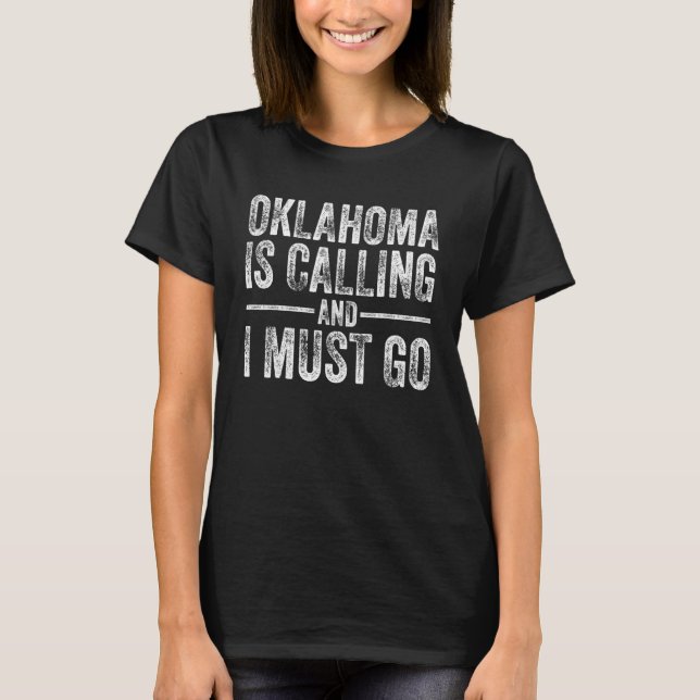 Camiseta Oklahoma Está Ligando E Preciso Ir Para Casa. (Frente)