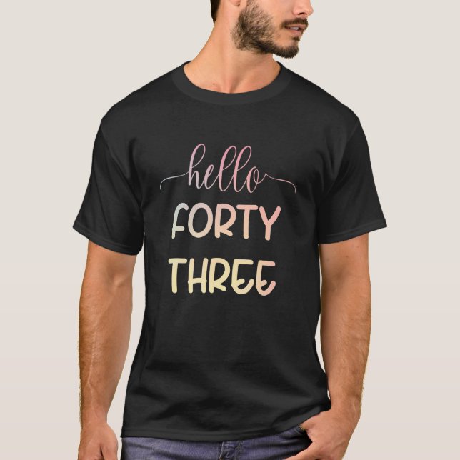 Camiseta Olá 43 Aniversários Texto Simples do Pastel (Frente)