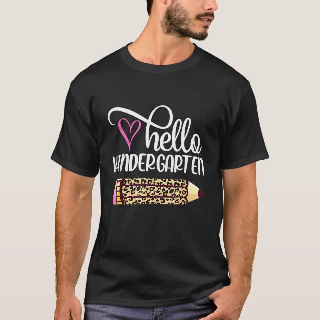 Camiseta Olá Jardim Infantil Leopard Pencil De Volta À Esco (Frente)