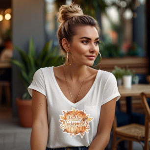 Camiseta Olá Novembro - Design Aconchegante de Outono