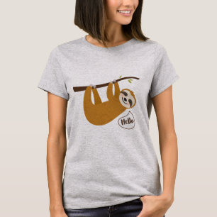 Camiseta Olá! pendurando em torno da preguiça
