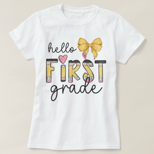 Camiseta Olá Professora do Primeiro Ano Laço de Lápis Coque (Frente do Design)