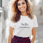 Camiseta Olá Sunshine | Na moda minimalista moderno feliz<br><div class="desc">"Olá,  sol",  costuma citar o design de arte na tipografia contemporânea com detalhes manuscritos em um estilo moderno minimalista.</div>