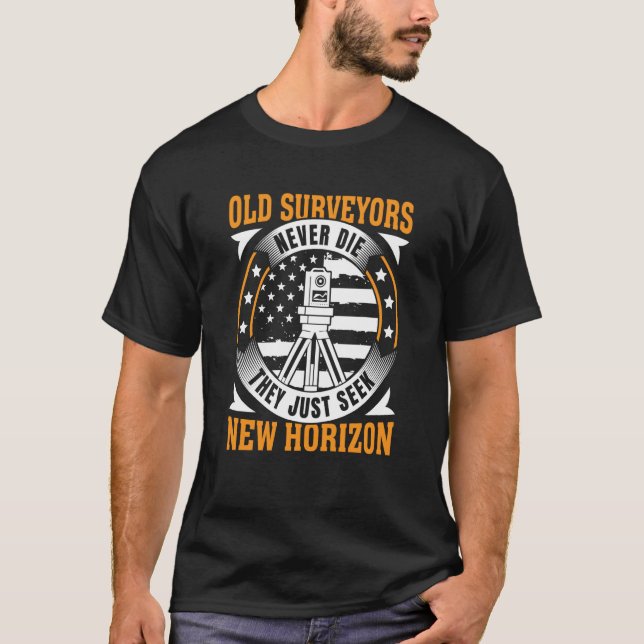 Camiseta Old Surveyors Never Die They Just Seek New Horizon (Frente)