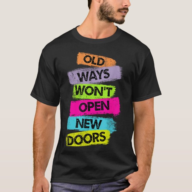 Camiseta Old Ways Won't Open New Doors Motivational Quotes  (Frente)