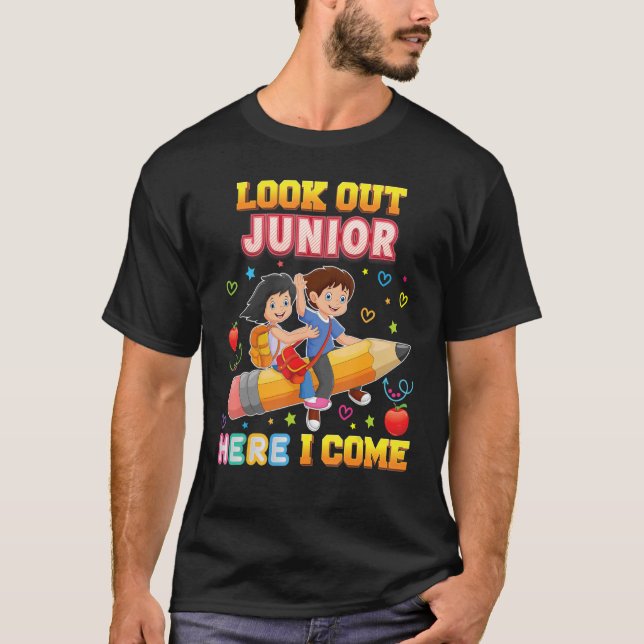 Camiseta Olha O Júnior Aqui Eu Volto Para A Escola. (Frente)