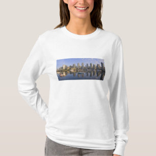 Camiseta Olhando através do False Creek para a silhueta de 