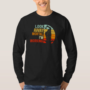 Camiseta Olhe para fora mortal Estou a trabalhar a forjar o