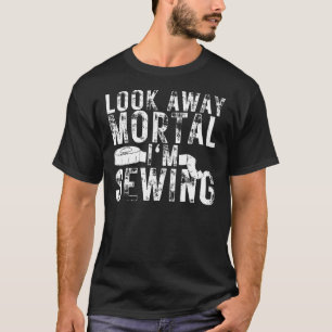 Camiseta Olhe para fora mortal, estou costurando 1
