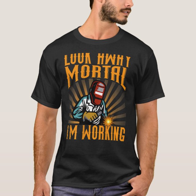 Camiseta Olhe para fora mortal Estou trabalhando em um sold (Frente)