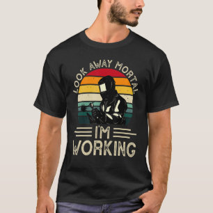 Camiseta Olhe para fora Mortal Estou trabalhando numa solda