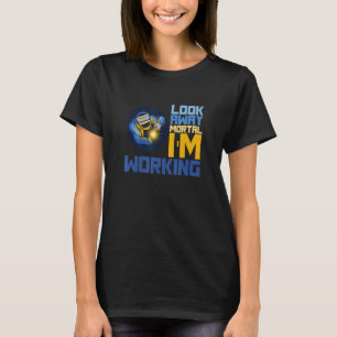 Camiseta Olhe para longe, mortal, estou trabalhando, soldad