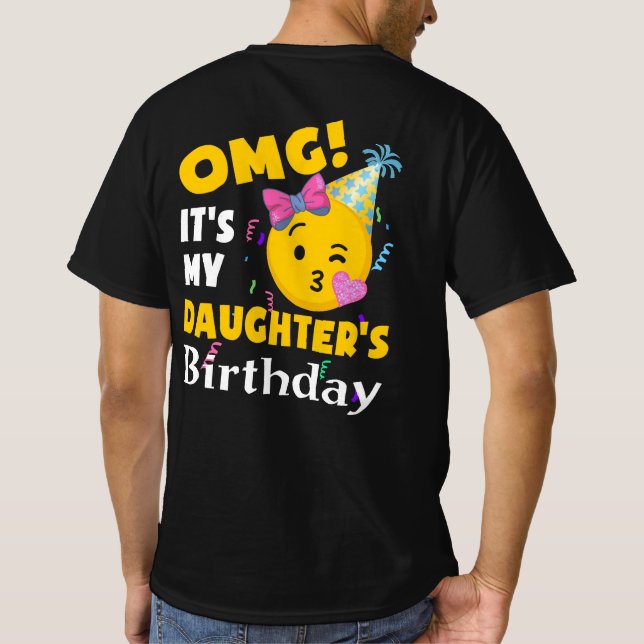 Camiseta OMG É o aniversário da minha filha Legal Emoji Bir (Verso)
