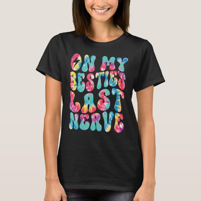 Camiseta On My Bestie's Last Nerve Retro Groovy Tie Dye Col (Frente)