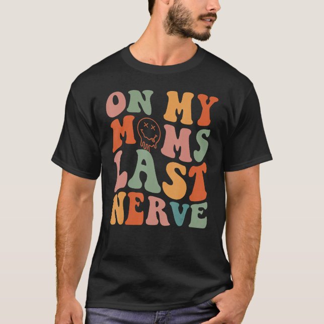 Camiseta On My Moms Last Nerve Groovy Mom Life Mama (Frente)