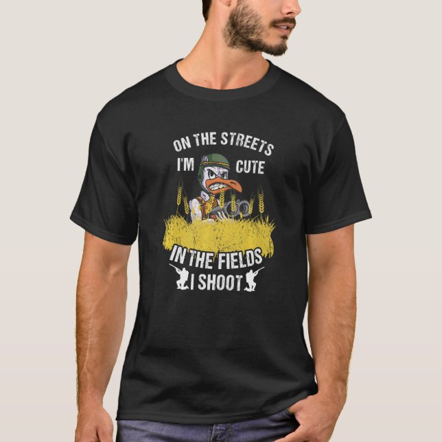 Camiseta On The Streets I'm Cute In The Fields I Shoot Goos (Frente)