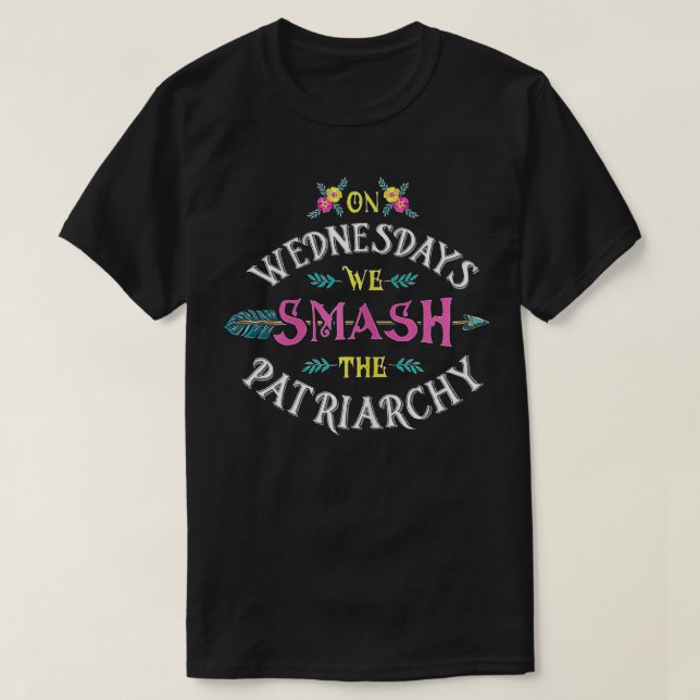 Camiseta On Wednesdays We Smash he Patriarchy  Feminist  (Frente do Design)