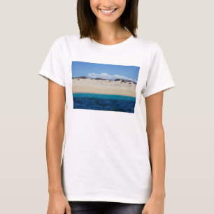 Camiseta Ondas de oceano no Sandy Beach sob o céu azul