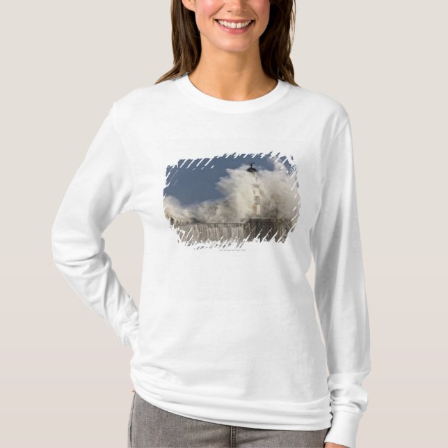 Camiseta Ondas que deixam de funcionar acima contra um (Frente)