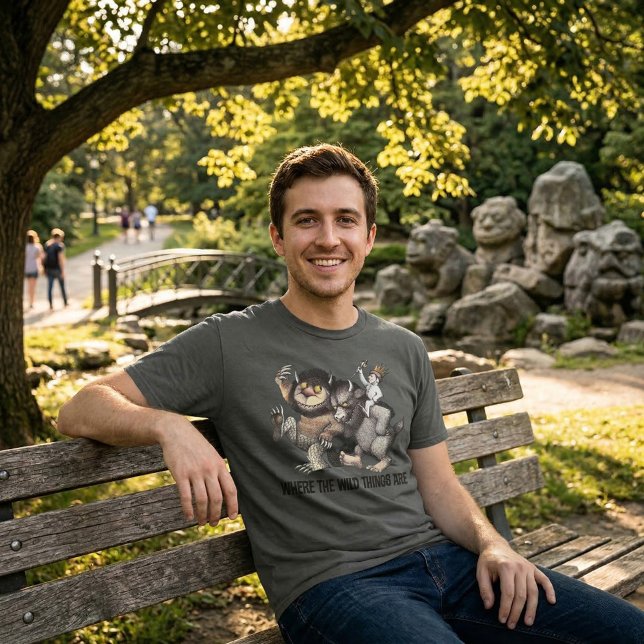 Camiseta Onde as coisas selvagens são caracteres (Generated image of person wearing t-shirt)