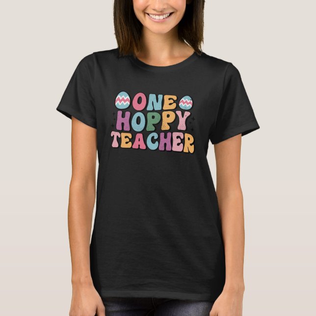 Camiseta One Hoppy Teacher Groovy Retro Teacher Easter Day  (Frente)