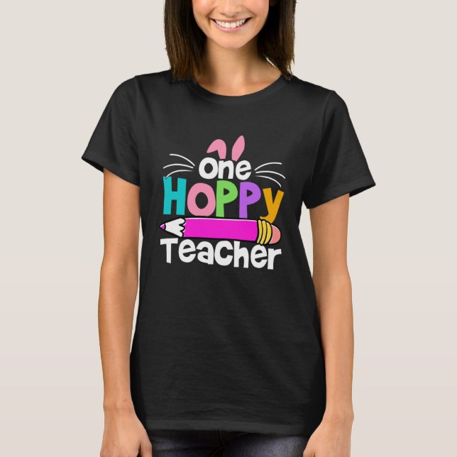 Camiseta One Hoppy Teacher Groovy Retro Teacher Easter Day  (Frente)