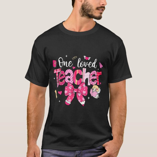 Camiseta One Loved Teacher Coquette Bow Pencil Valentine Gi (Frente)