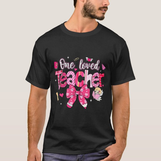 Camiseta One Loved Teacher Coquette Bow Pencil Valentine Gi (Frente)