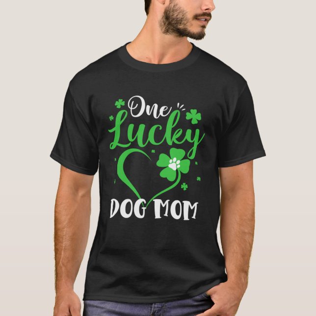 Camiseta One Lucky Dog Mom  Dog Mom St Patricks Day (Frente)