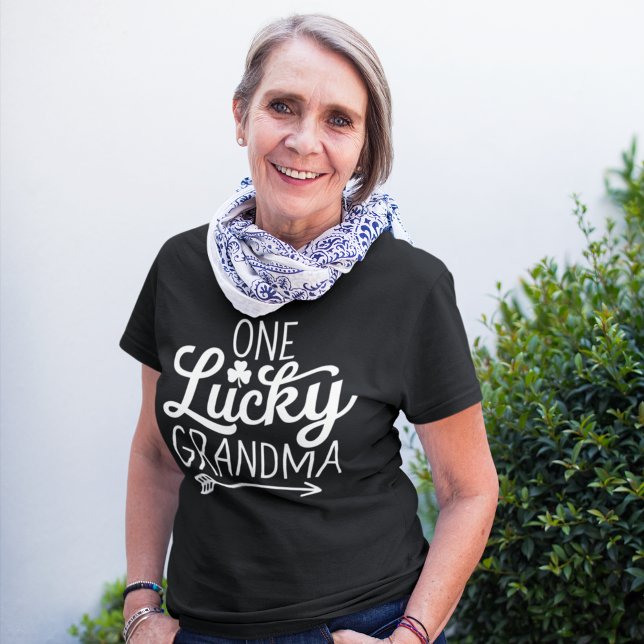 Camiseta One Lucky Grandma - Festive St. Patrick's Day Luck (Criador carregado)