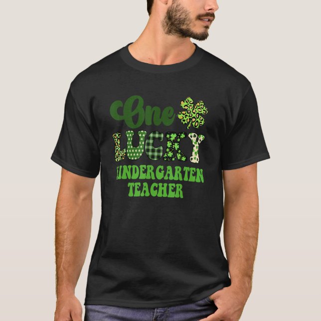 Camiseta One Lucky Kindergarten Teacher Groovy St. Patrick' (Frente)