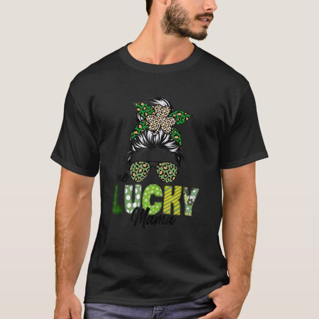 Camiseta One Lucky Mama Messy Bun Leopard Shamrock Funny St (Frente)
